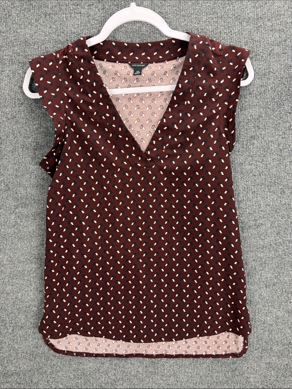 Ann Taylor Burgundy Sleeveless V-Neck Printed Blouse XS Nice!